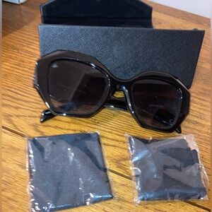 Sunglasses ”The Bimini”  by Privé Revaux - Black w Case  NWOT